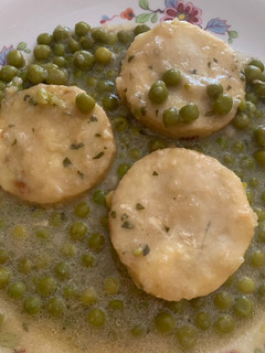 Una foto de Rodajas de merluza con guisantes y vino blanco