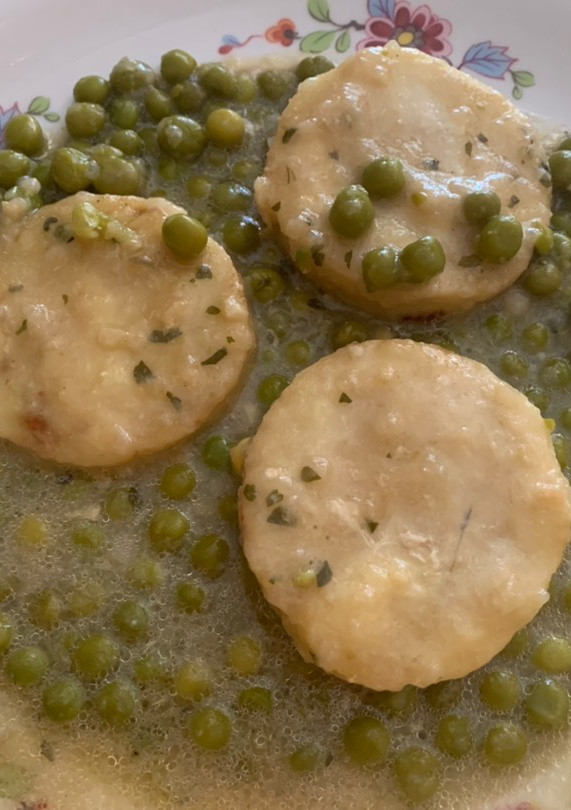 Una foto de Rodajas de merluza con guisantes y vino blanco