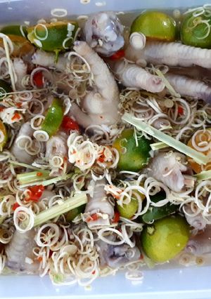 Hình của món Chân gà ngâm sả tắc.