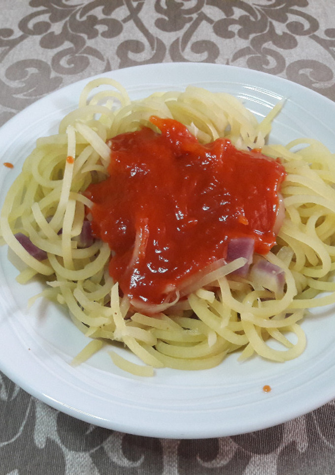 Una foto de Espaguetis de patata sin gluten veganos 🍝