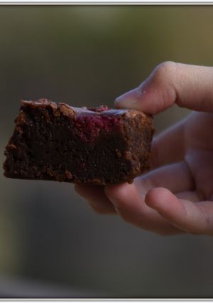 Une photo de Brownie au chocolat noir et aux framboises