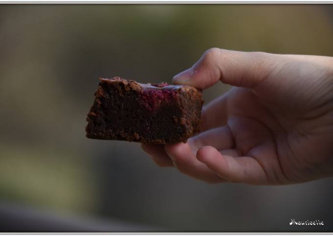 Le moyen le plus simple de Préparer Délicieuse Brownie au chocolat noir
et aux framboises