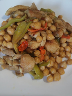Una foto de Mix de garbanzos con pollo