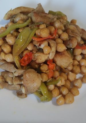 Una foto de Mix de garbanzos con pollo