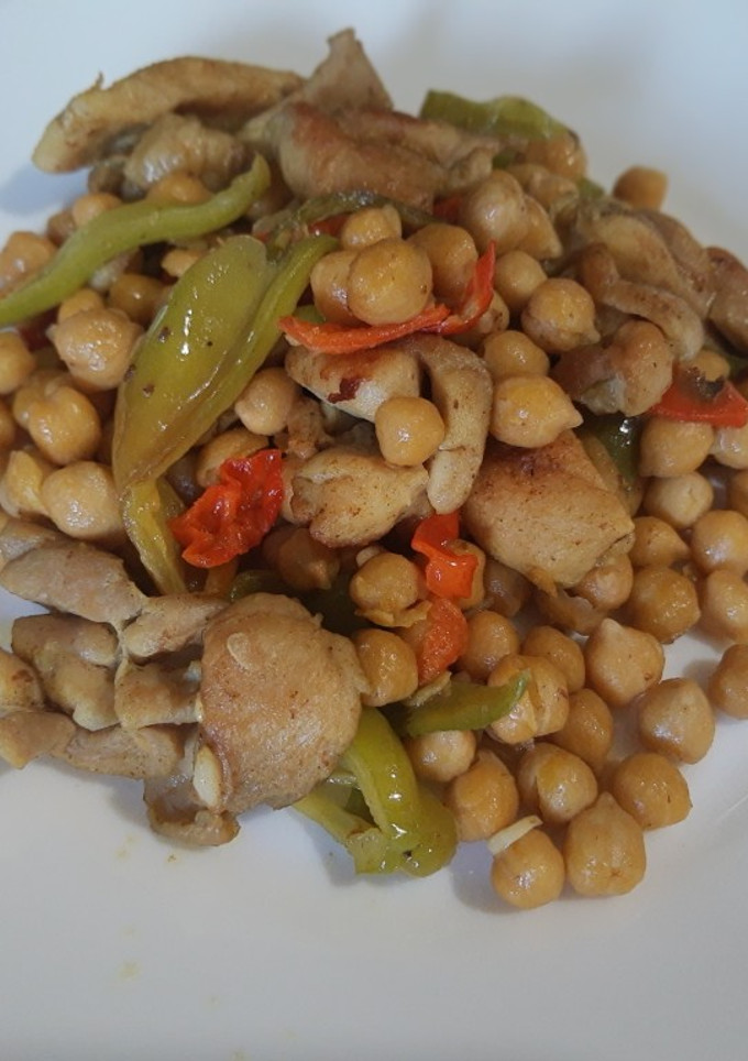 Una foto de Mix de garbanzos con pollo