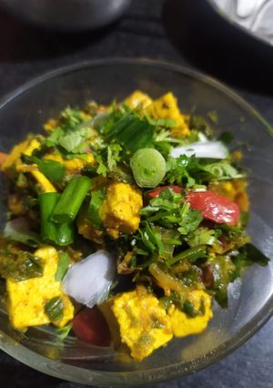 हरे प्याज़ की भुर्जी (Green onion bhurji recipe in Hindi) रेसिपी मुख्य फोटो