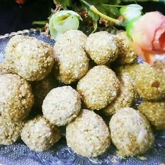 A picture of Jaggery white til and peanuts ladoo.