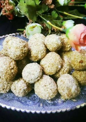 A picture of Jaggery white til and peanuts ladoo.
