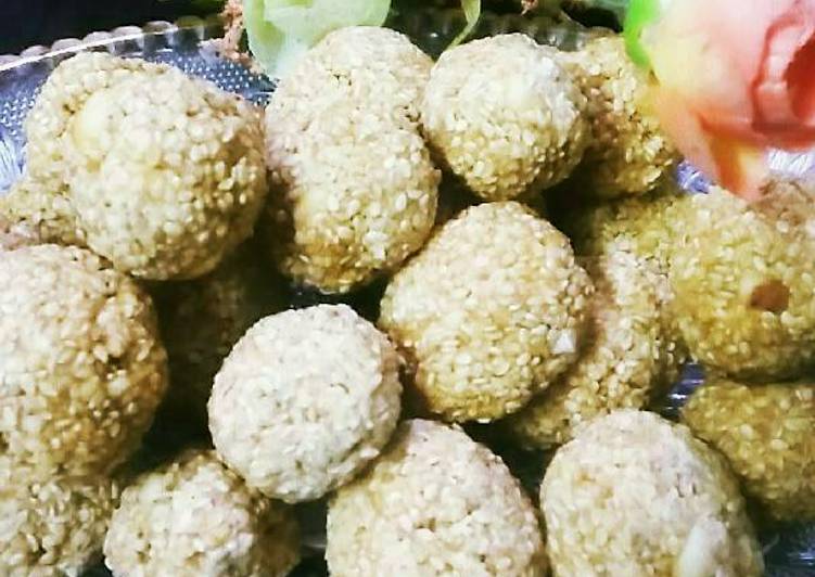 Jaggery white til and peanuts ladoo