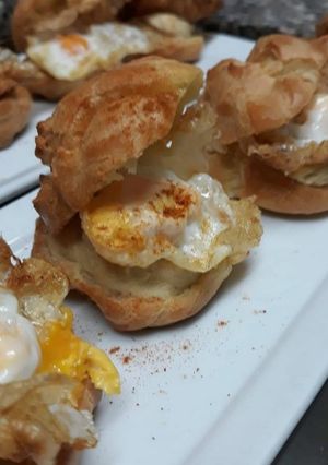 Una foto de Lionesas de hummus y huevo de codorniz