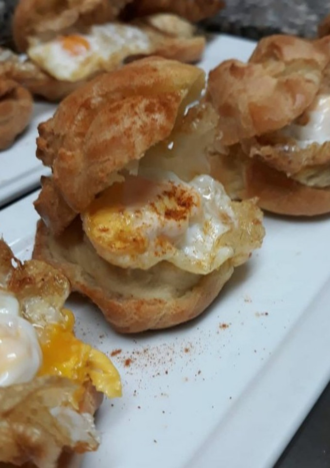 Una foto de Lionesas de hummus y huevo de codorniz
