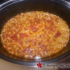 Beans in the oven with peppers and olives A picture of Beans in the oven with peppers and olives.