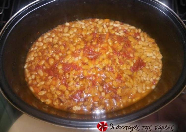 Beans in the oven with peppers and olives