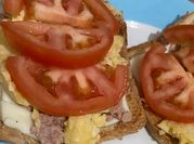 Una foto de sándwich de omelette