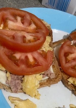 Foto principal de Sándwich de Queso, Atún, Tortilla Francesa y Tomate