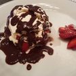 Bomba de merengue y frutillas