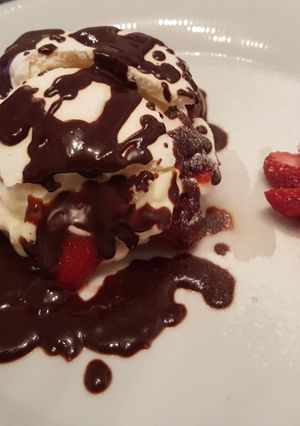 Una foto de Bomba de merengue y frutillas