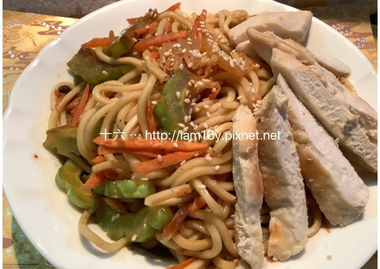 嫩煎雞胸肉苦瓜泡菜炒麵
