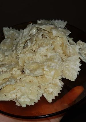 O poză a rețetei Farfalle cu brânză sărată.
