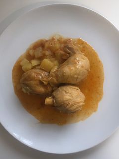 Una foto de Delicias de pollo de caserío al chilindrón (guarnición de patatas)