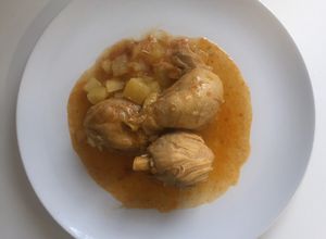 Foto principal de Delicias de pollo de caserío al chilindrón (guarnición de patatas)