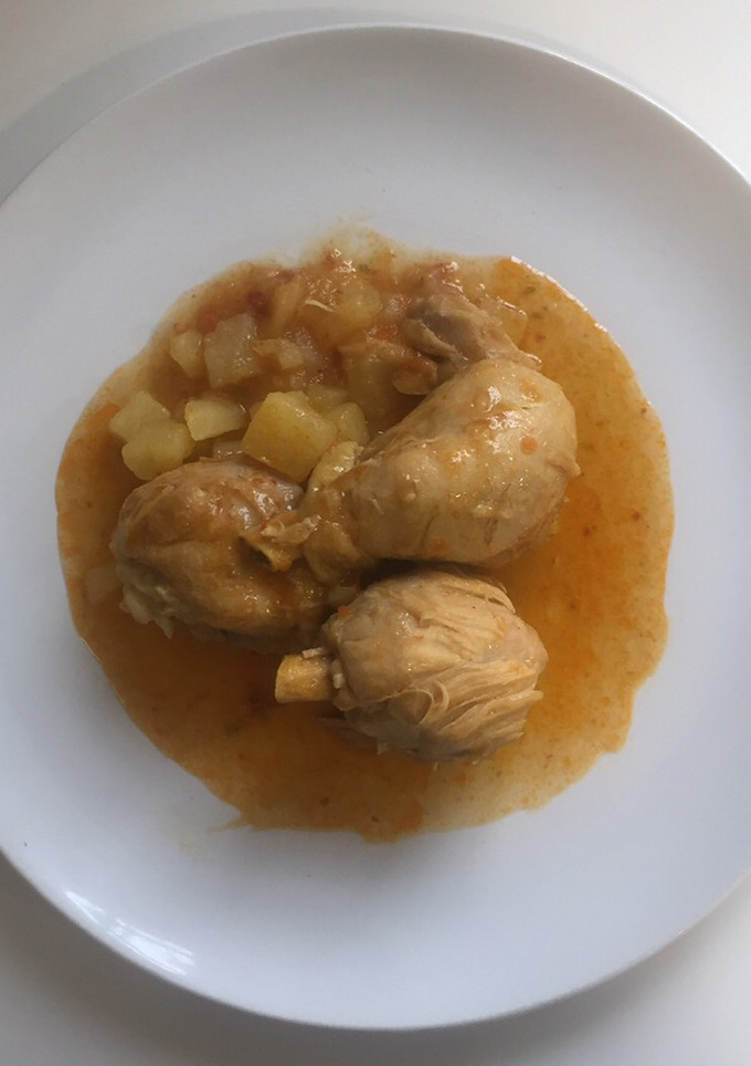 Una foto de Delicias de pollo de caserío al chilindrón (guarnición de patatas)