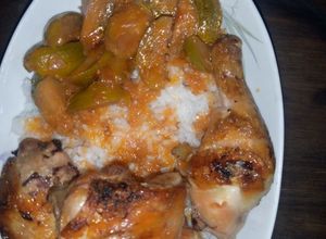 Une photo de Poulet au four avec riz blanc et aubergines à la sauce tomato