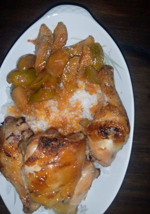 Une photo de Poulet au four avec riz blanc et aubergines à la sauce tomato