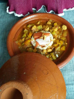 Una foto de Tajine de pollo y verduras