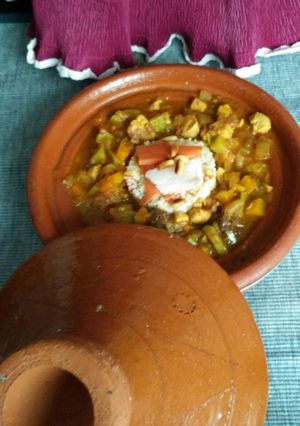 Una foto de Tajine de pollo y verduras