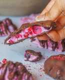 Galletas heladas de yogur con frutos rojos y chocolate