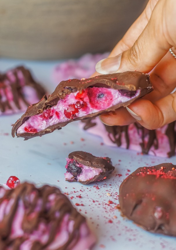 Una foto de Galletas heladas de yogur con frutos rojos y chocolate