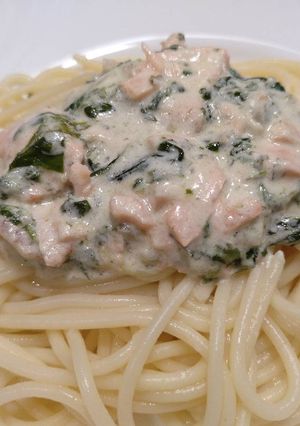 Una foto de Espaguetis con Salmón y Gambas al Queso