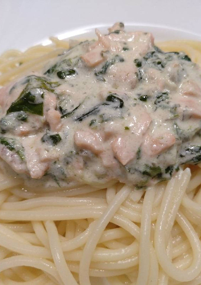 Una foto de Espaguetis con Salmón y Gambas al Queso