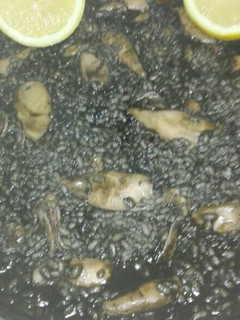Una foto de Arroz negro con chipirones