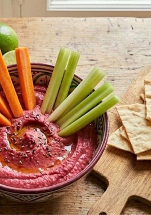 Una foto de Hummus de remolacha