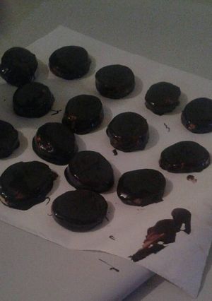 Una foto de Alfajores de maicena Bañados de chocolate
