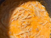 Una foto de spaghetti rojo