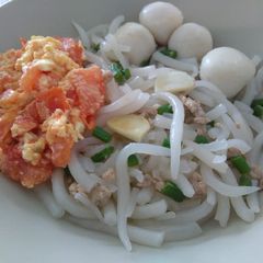 番茄蛋米苔目 Short Rice Noodles (Bee Tai Bak) w Tomato Scrambled Egg) A picture of 番茄蛋米苔目 Short Rice Noodles (Bee Tai Bak) w Tomato Scrambled Egg).