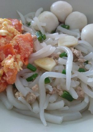 A picture of 番茄蛋米苔目 Short Rice Noodles (Bee Tai Bak) w Tomato Scrambled Egg).