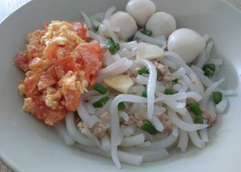 How to Recipe Delicious  Short Rice Noodles Bee Tai Bak w Tomato Scrambled Egg