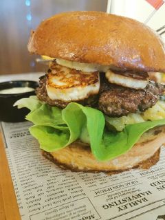 Medvehagymás burger recept fotója