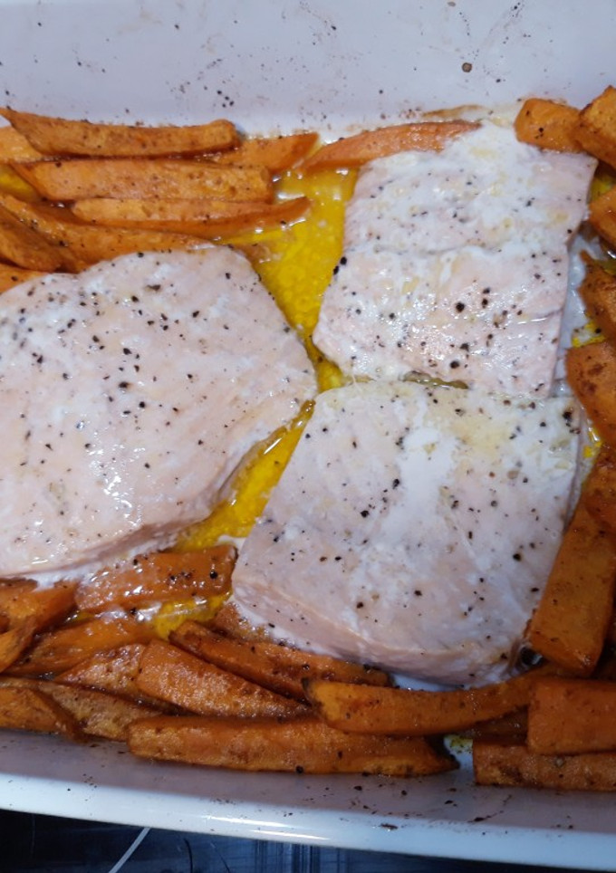 Una foto de Salmón salvaje con boniatos especiados al horno