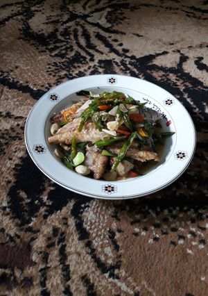 Foto resep Tumis ikan salem cabe ijo campur pete