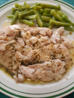Una foto de Filete de robalo con salsa de cebollín y vino blanco