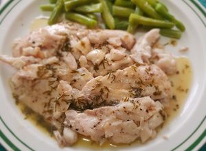 Una foto de Filete de robalo con salsa de cebollín y vino blanco