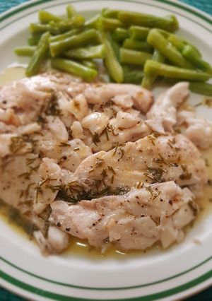 Una foto de Filete de robalo con salsa de cebollín y vino blanco