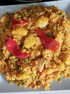 Una foto de Arroz con pollo y patatas
