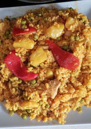 Una foto de Arroz con pollo y patatas
