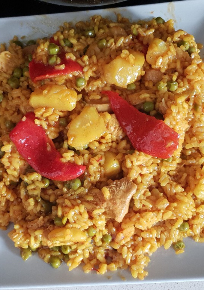 Una foto de Arroz con pollo y patatas